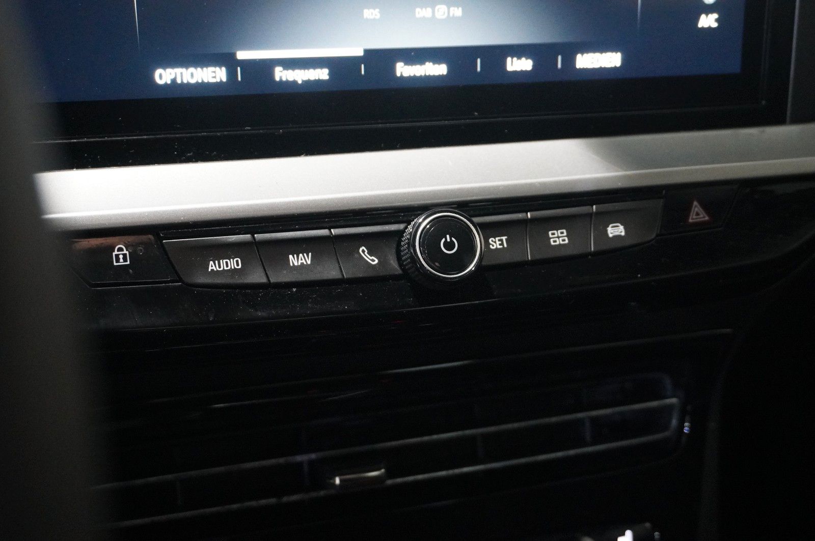 Fahrzeugabbildung Opel Mokka 1.2T ULTIMATE NAVI/LED/KAMERA/SPORT/DAB+