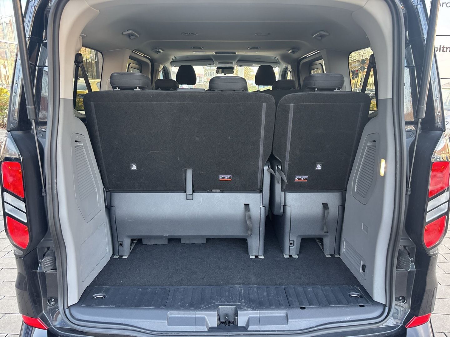 Fahrzeugabbildung Ford Tourneo Custom Titanium 170PS 8-Gang Automatik N