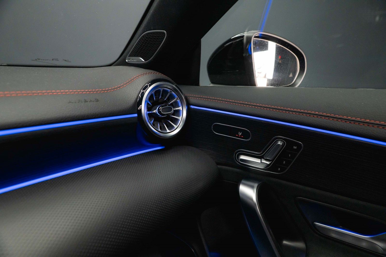 Fahrzeugabbildung Mercedes-Benz CLA 35 AMG 4Matic Performance Night-Paket | Pano