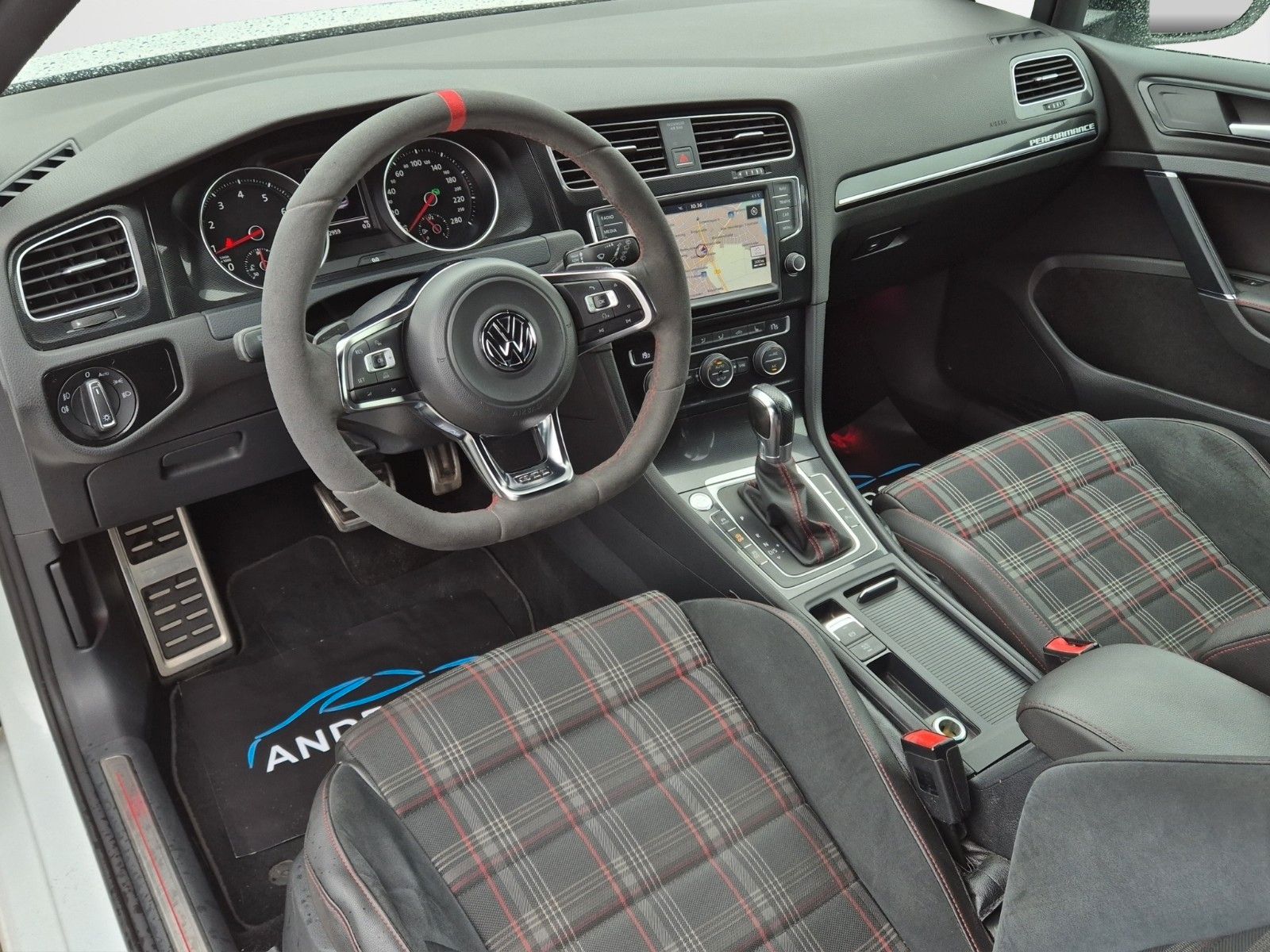 Fahrzeugabbildung Volkswagen GOLF VII GTI PERFORM DSG KAM NAVI XENON DYNAUDIO