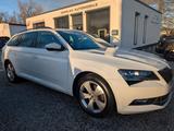 Skoda Superb Combi Ambition 2.0 TDI / DSG - Skoda Superb aus 2016 mit Diesel-Antrieb: Kombi