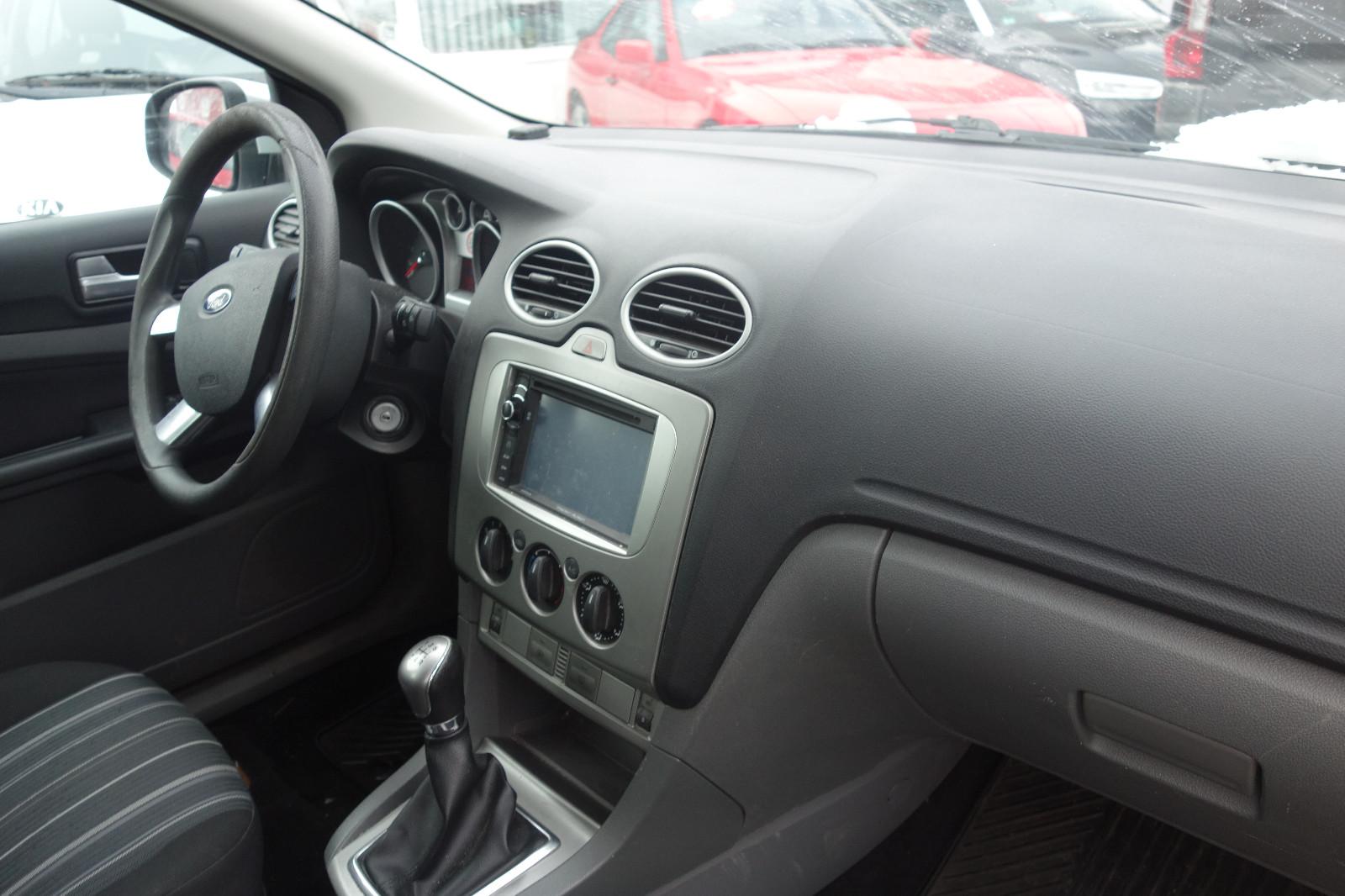 Ford Focus 2010 — photo 16