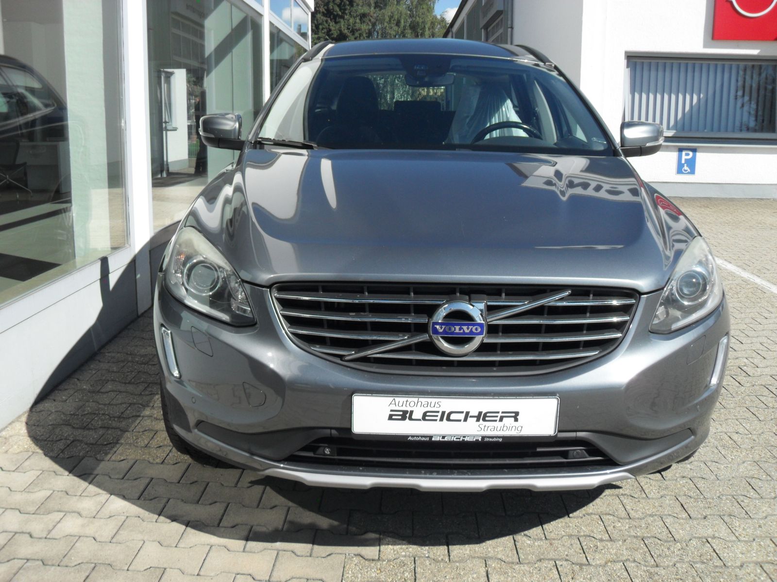 Fahrzeugabbildung Volvo XC 60 2.0 Automatik - Momentum 2WD