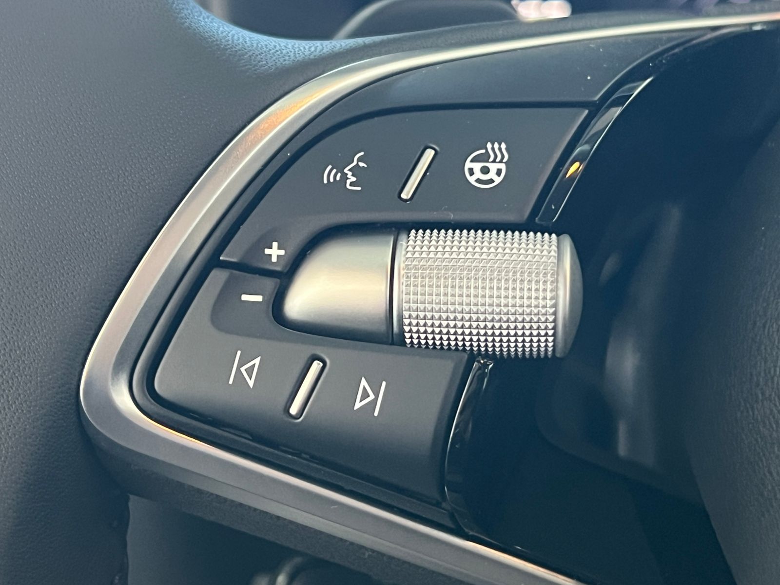 Fahrzeugabbildung SKODA Karoq Selection 1.5 TSI DSG *AHK, LED, 18"-LM*