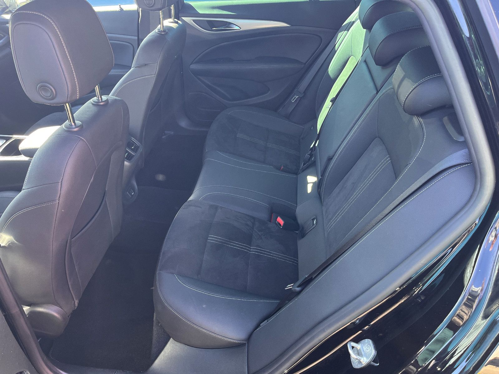 Fahrzeugabbildung Opel Insignia B Sports Tourer Elegance 2.0 Turbo Aut.