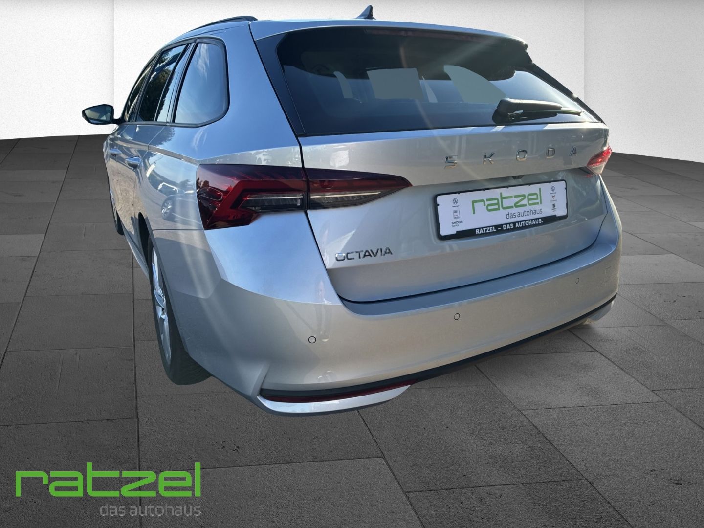 Fahrzeugabbildung SKODA Octavia Combi Selection 2.0 TDI HUD Navi T-Leder