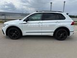 Volkswagen Tiguan 2.0 TDI*4M*DSG*R LINE*BlackS*PAN*AHK*VOL! - Volkswagen Tiguan mit Diesel-Antrieb: Allradantrieb