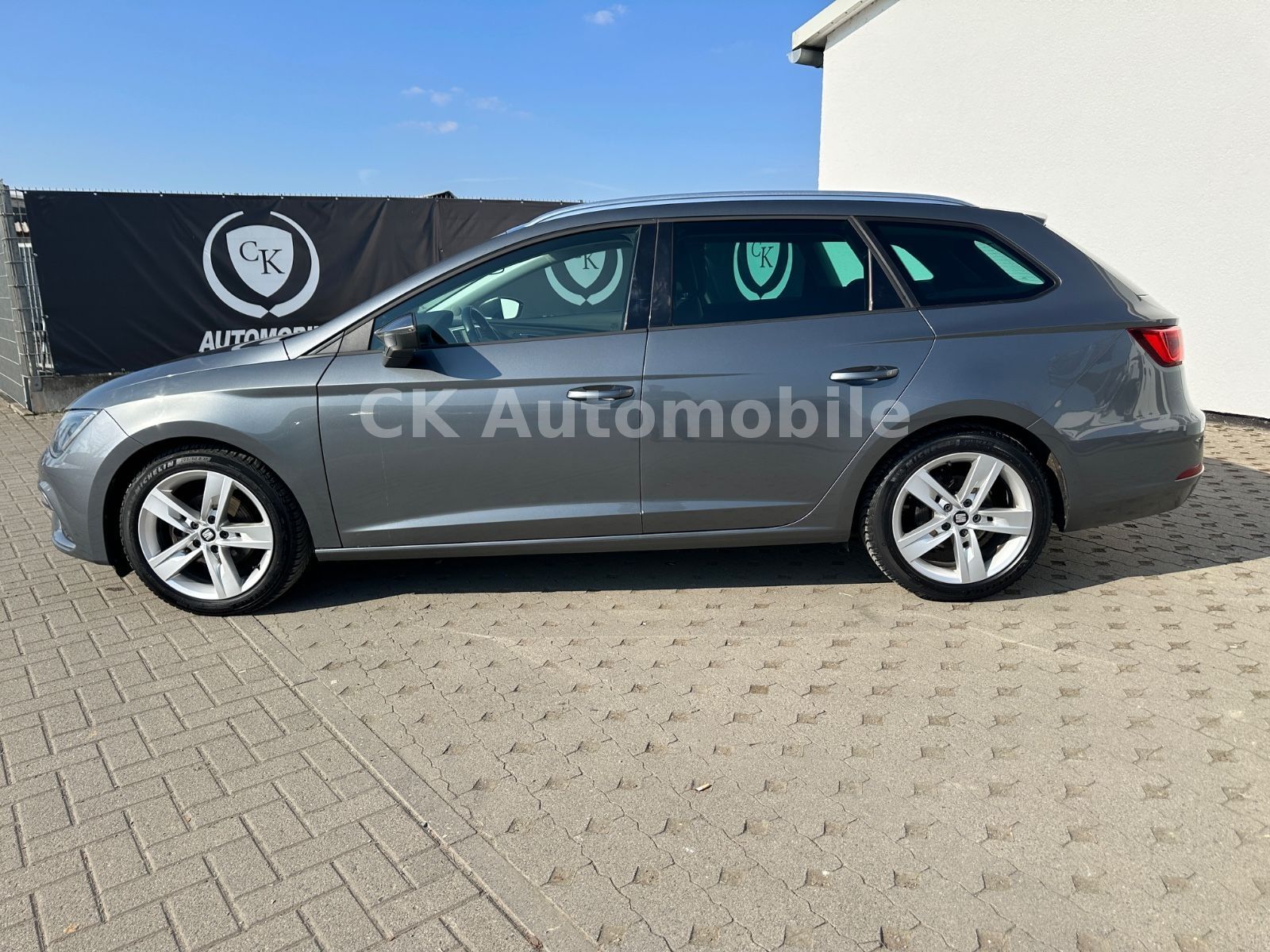 Fahrzeugabbildung SEAT Leon ST 1.5 TSI FR/Navi/Klima/LED/Tempomat/PDC