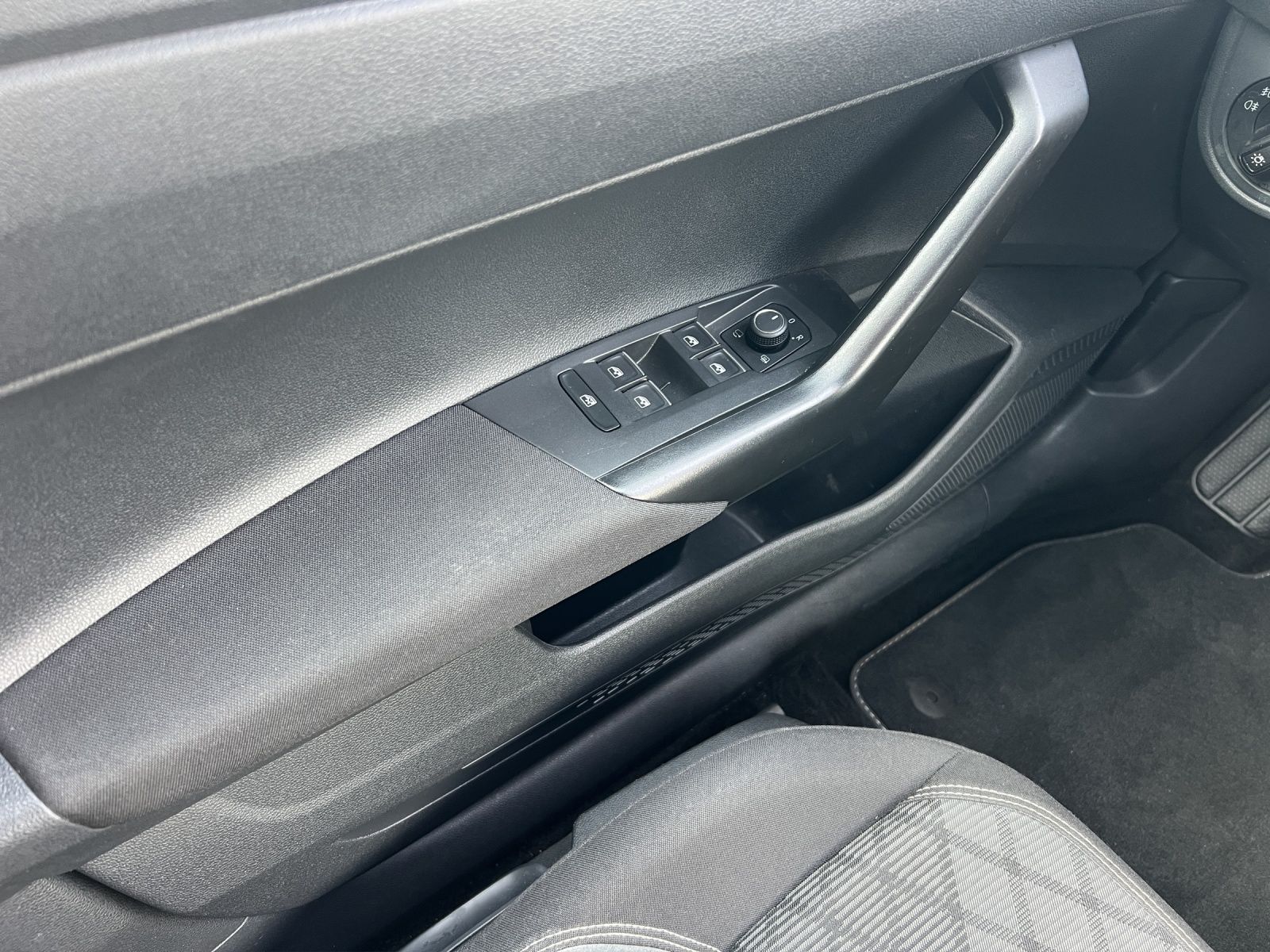 Fahrzeugabbildung Volkswagen Taigo R-Line TSI DSG IQ.Light ACC SHZ RearView N