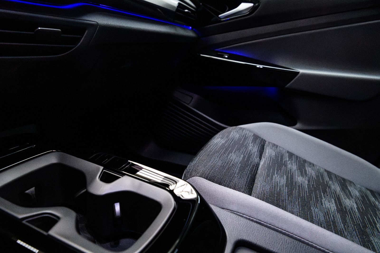 Fahrzeugabbildung Volkswagen ID.4 Pro IQ-LED+AHK+360°KAM+KEYLESS+WÄRMEP+DCC