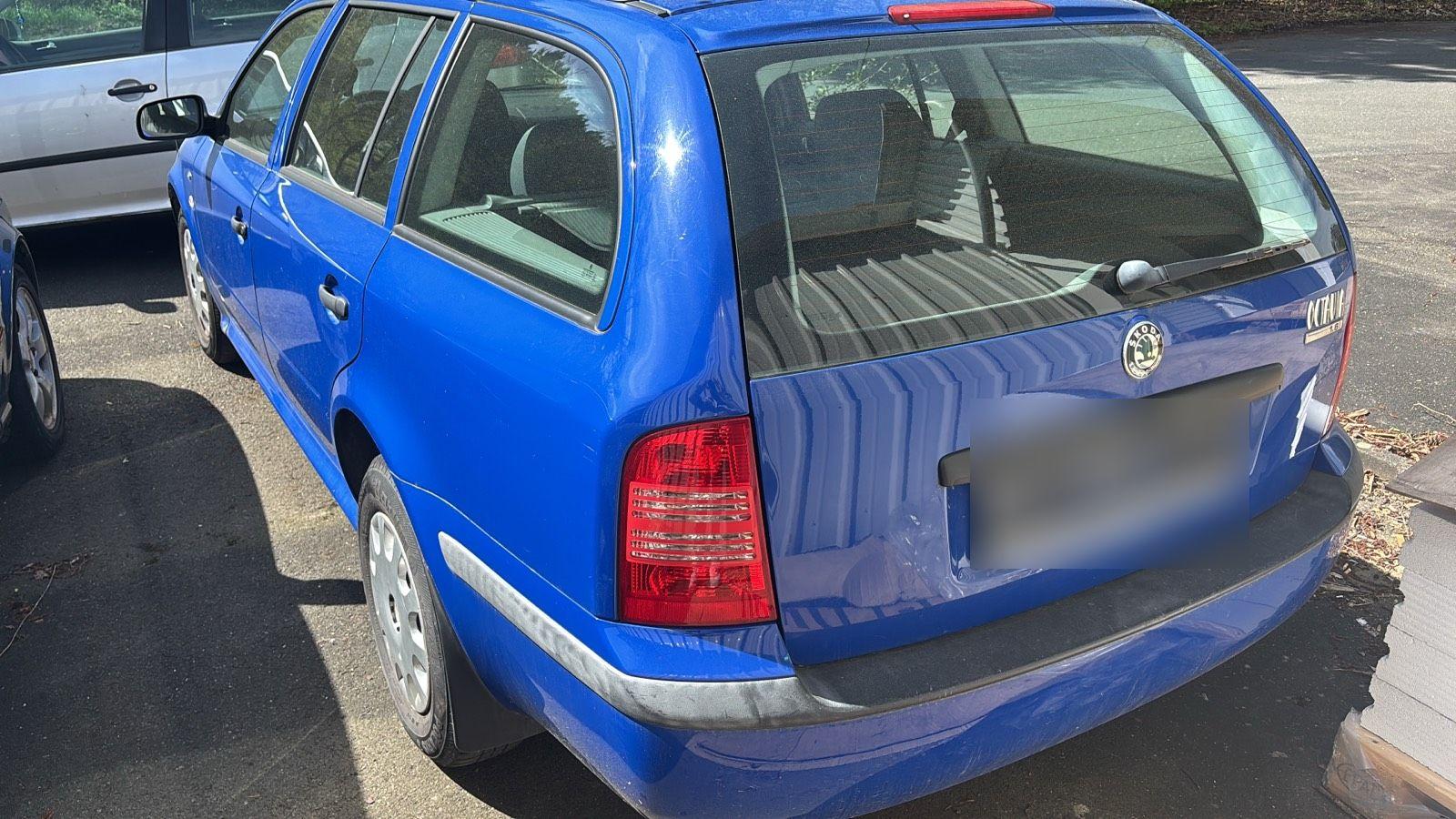 Skoda Octavia 2004 — rear view
