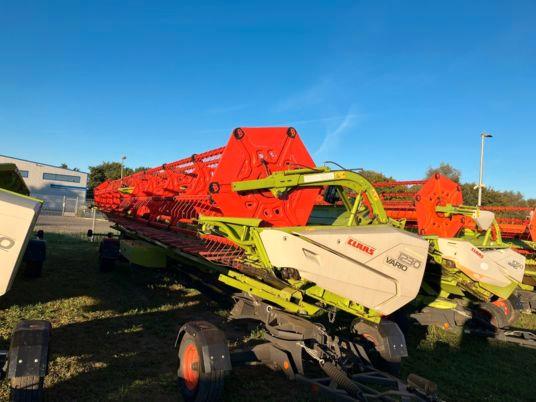 Claas Vario 1230 mit Laser links/ Wagen