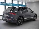 Volkswagen Tiguan Active 1.5 TSI Pano Navi H.Kardon - mit Benzin-Antrieb: Grau, Panorama-Dach, Geländewagen