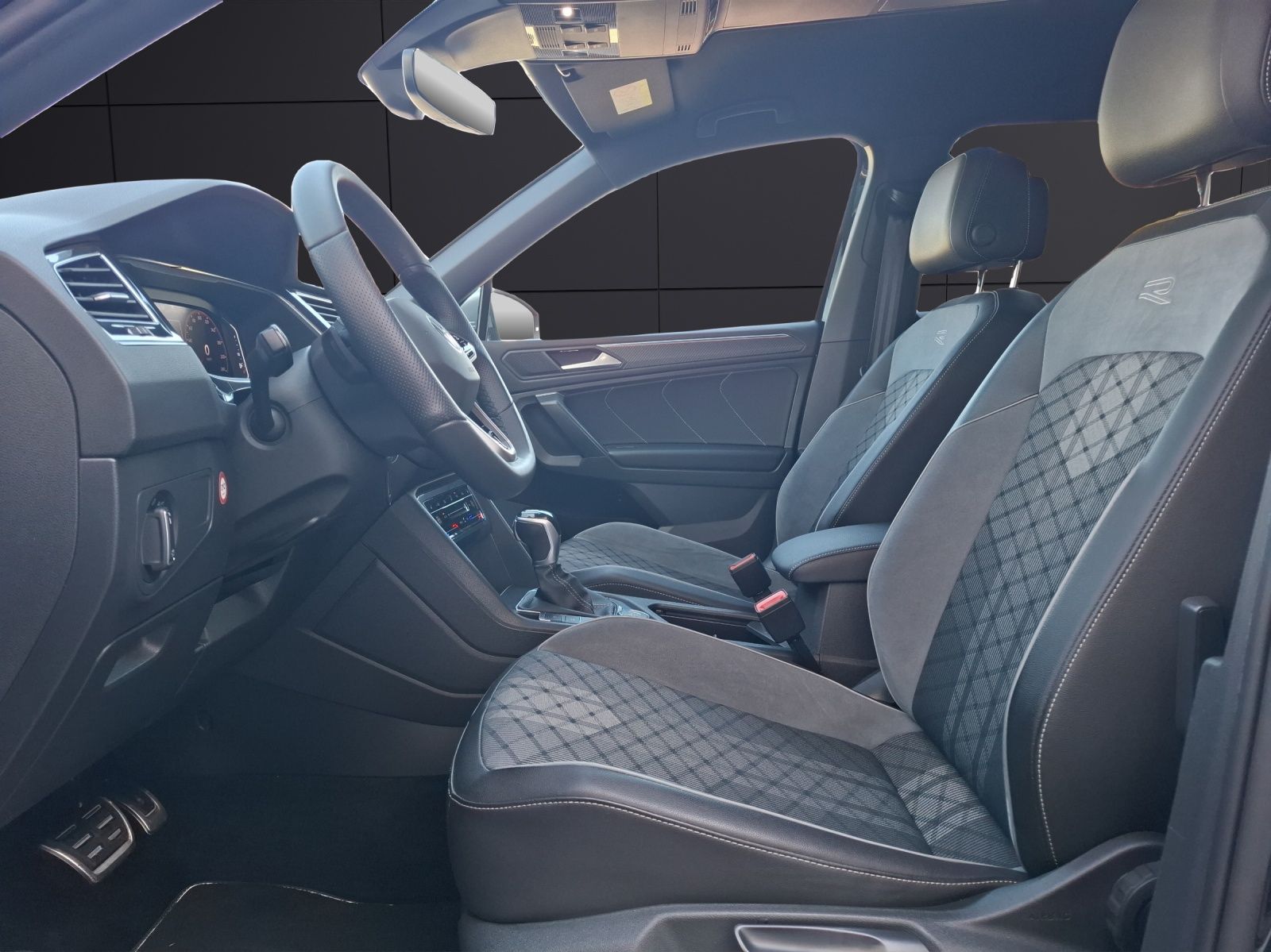 Fahrzeugabbildung Volkswagen Tiguan Allspace TDI R-Line DSG 4M Matrix AHK Nav