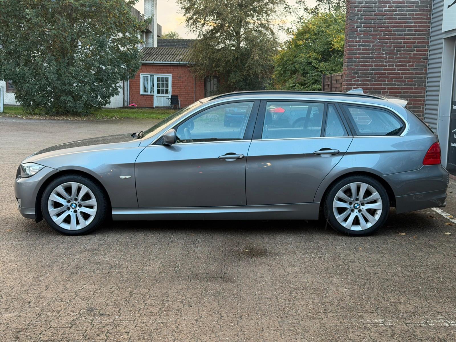 BMW 318 2012 — rear view