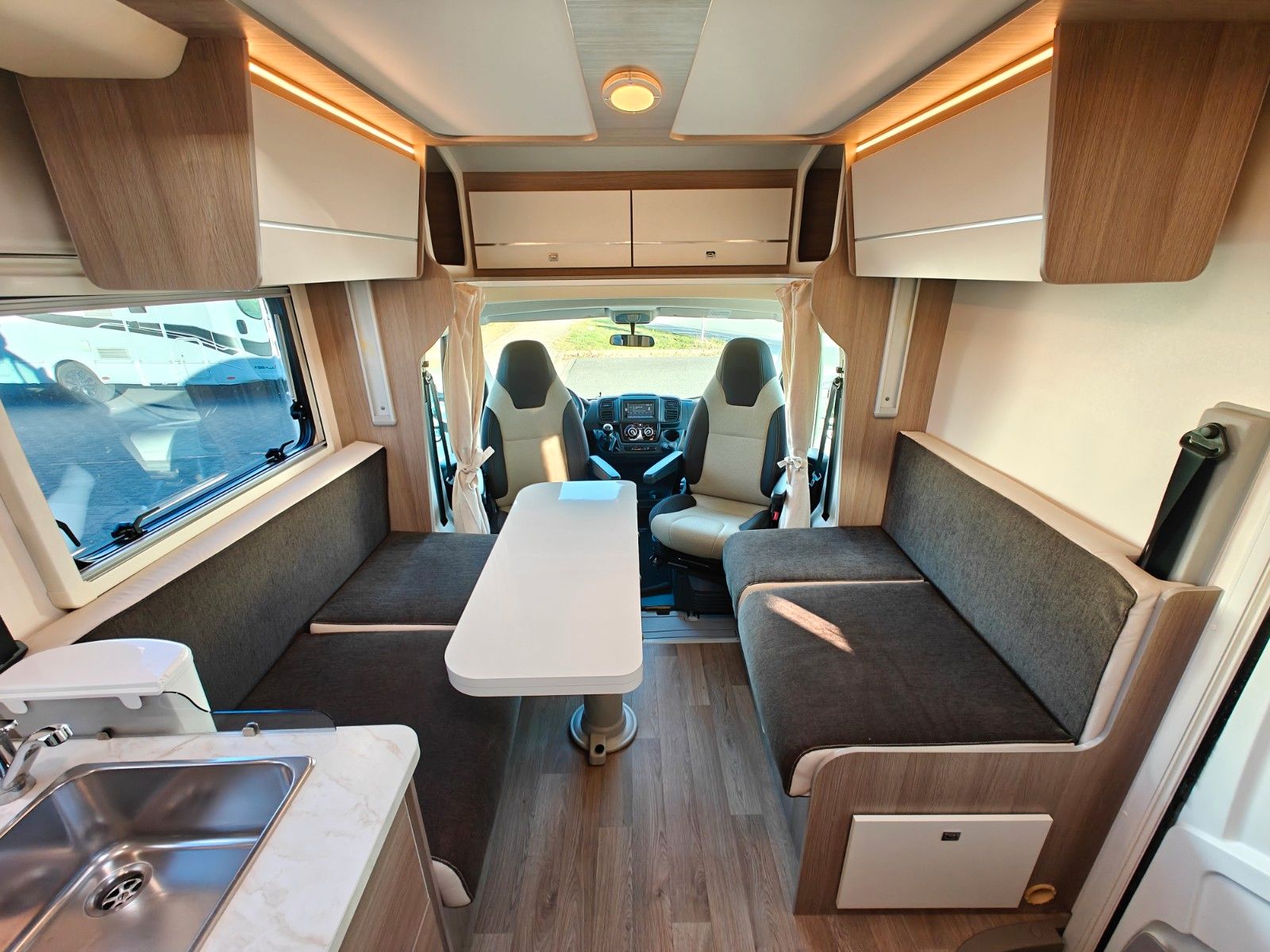 Fahrzeugabbildung XGO Dynamic 99 P + Hubbett, Solar, SAT, TV, Markise