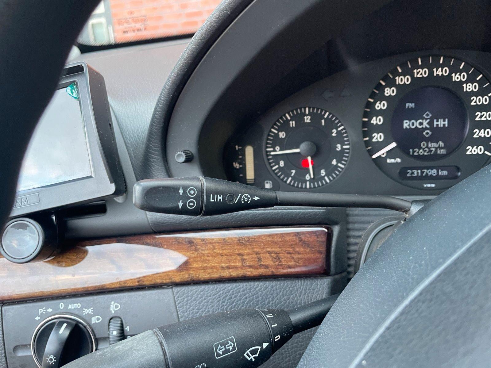 Mercedes-Benz E200 2004 — photo 12