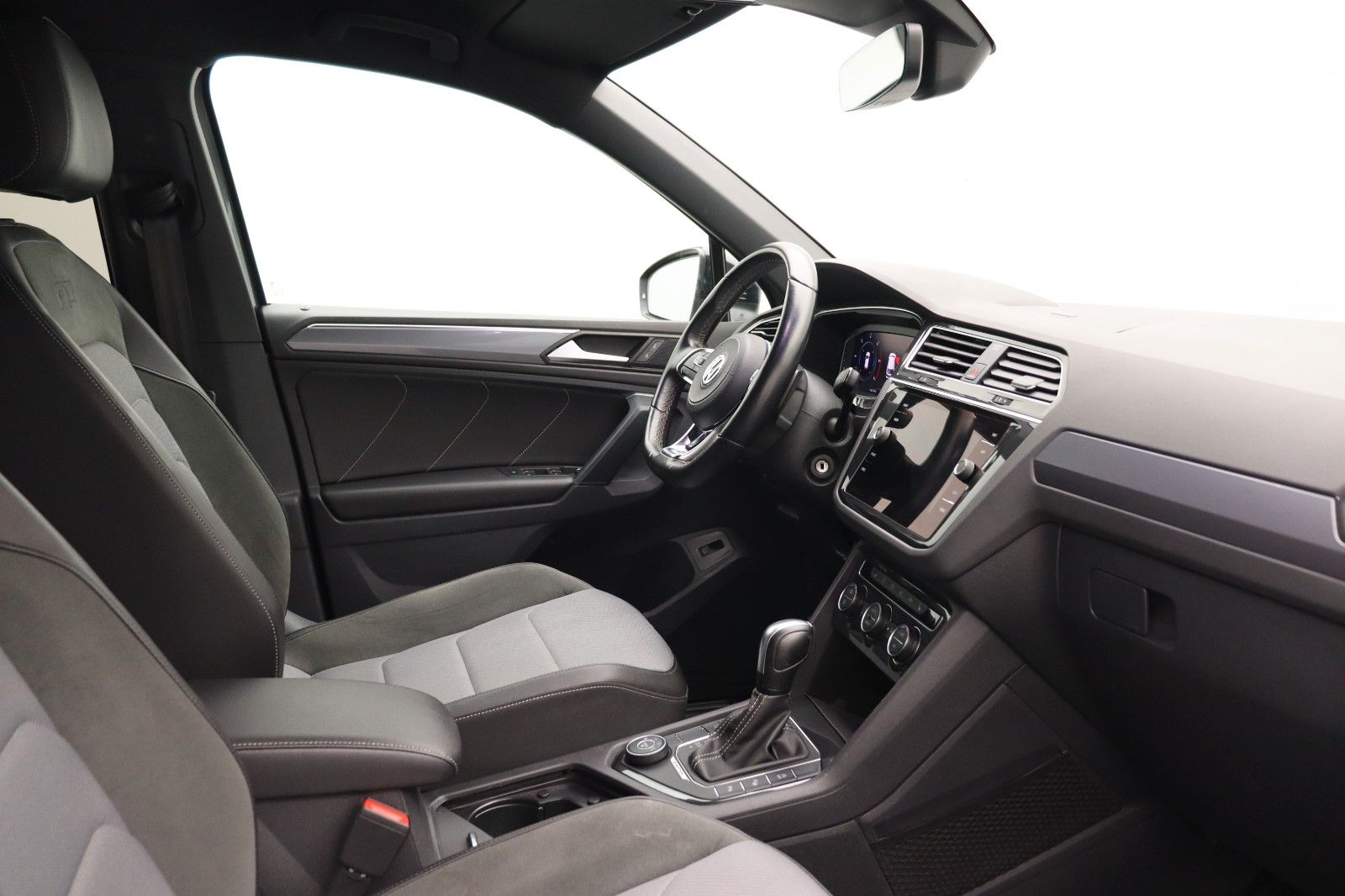 Fahrzeugabbildung Volkswagen Tiguan Highline 4M R-Line Black Style Head-upLED