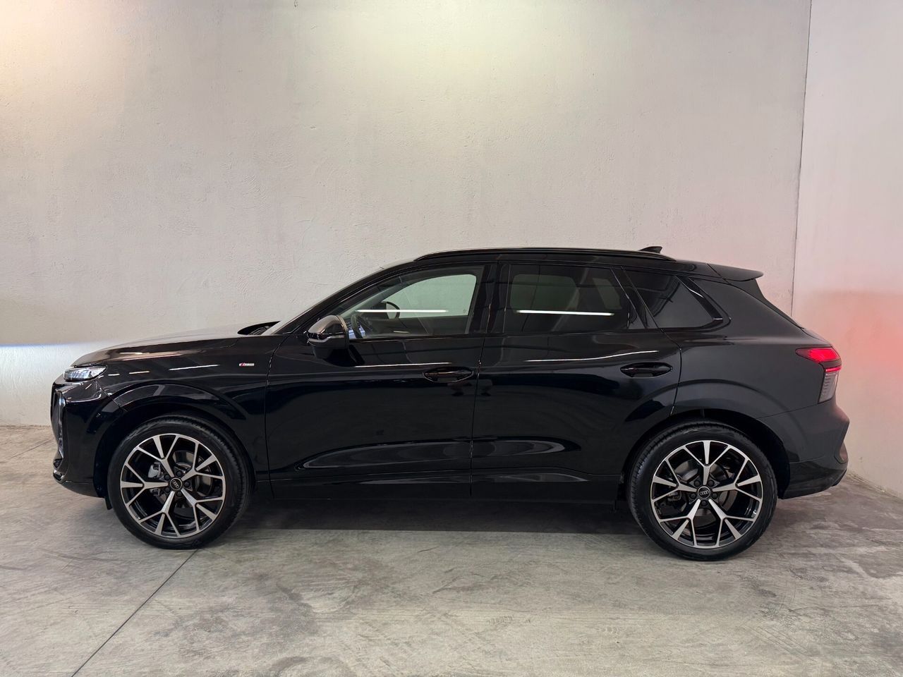 Audi Q3 1.5 Tfsi mhev S line Edition 150cv S-Tro imagem 2