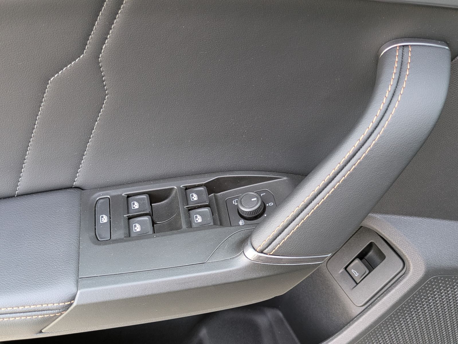 Fahrzeugabbildung CUPRA Leon 1.5 eTSI DSG MATRIX-LED*ACC*AHK*KAMERA*18"