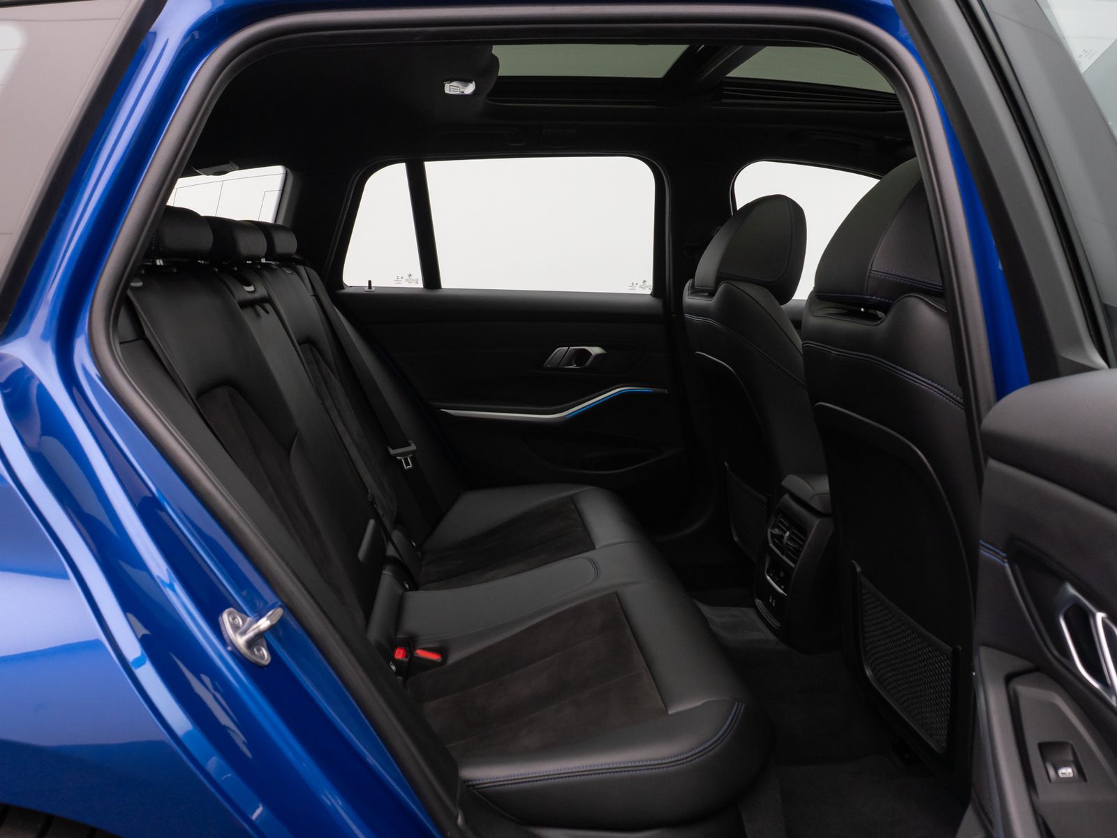 Fahrzeugabbildung BMW 330e  M Sport Panorama Laser Kamera HUD HiFi