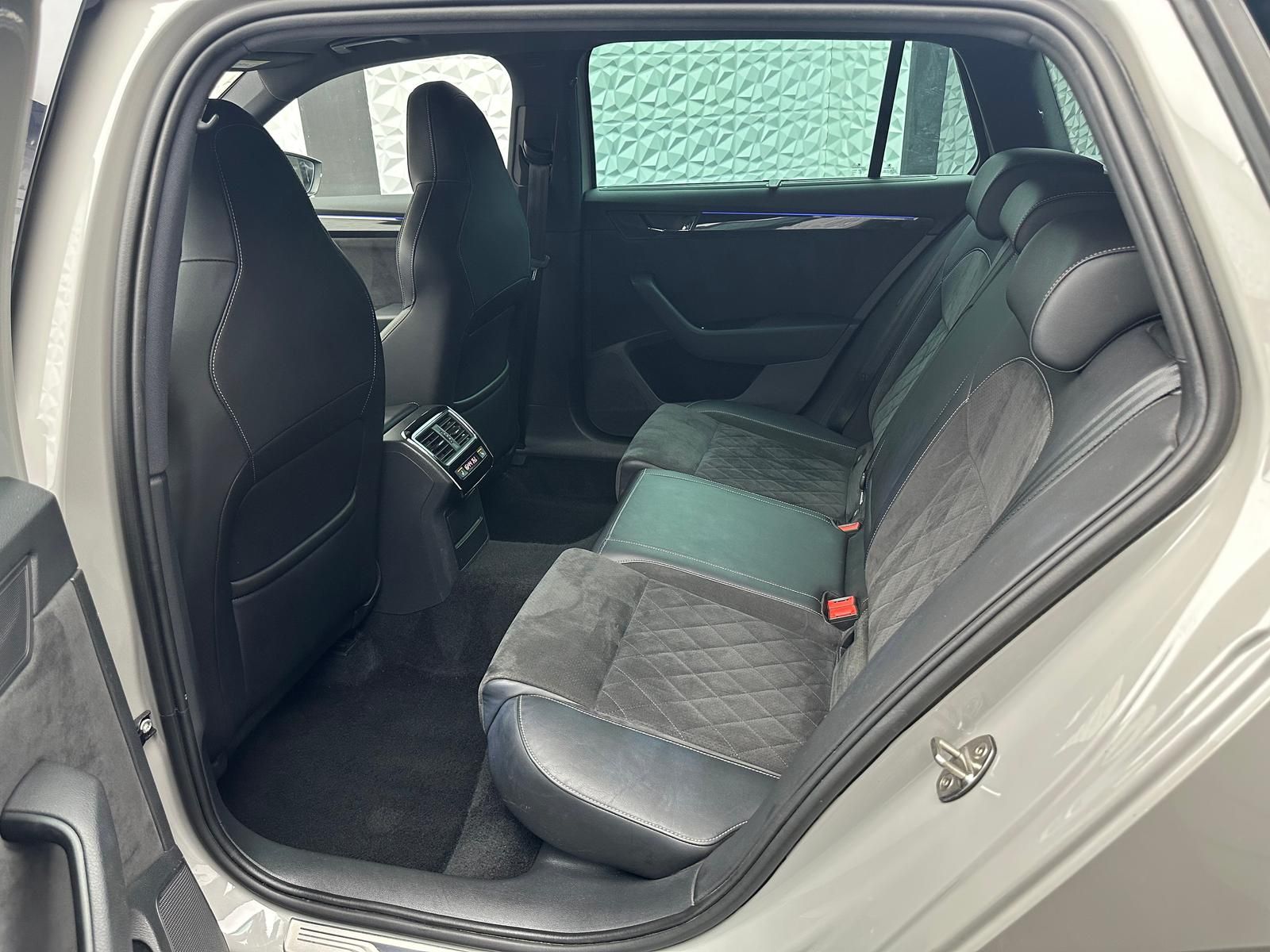 Fahrzeugabbildung SKODA Superb Sportline 2.0 TDI/BLACK-EDITION/PANO/VIRT
