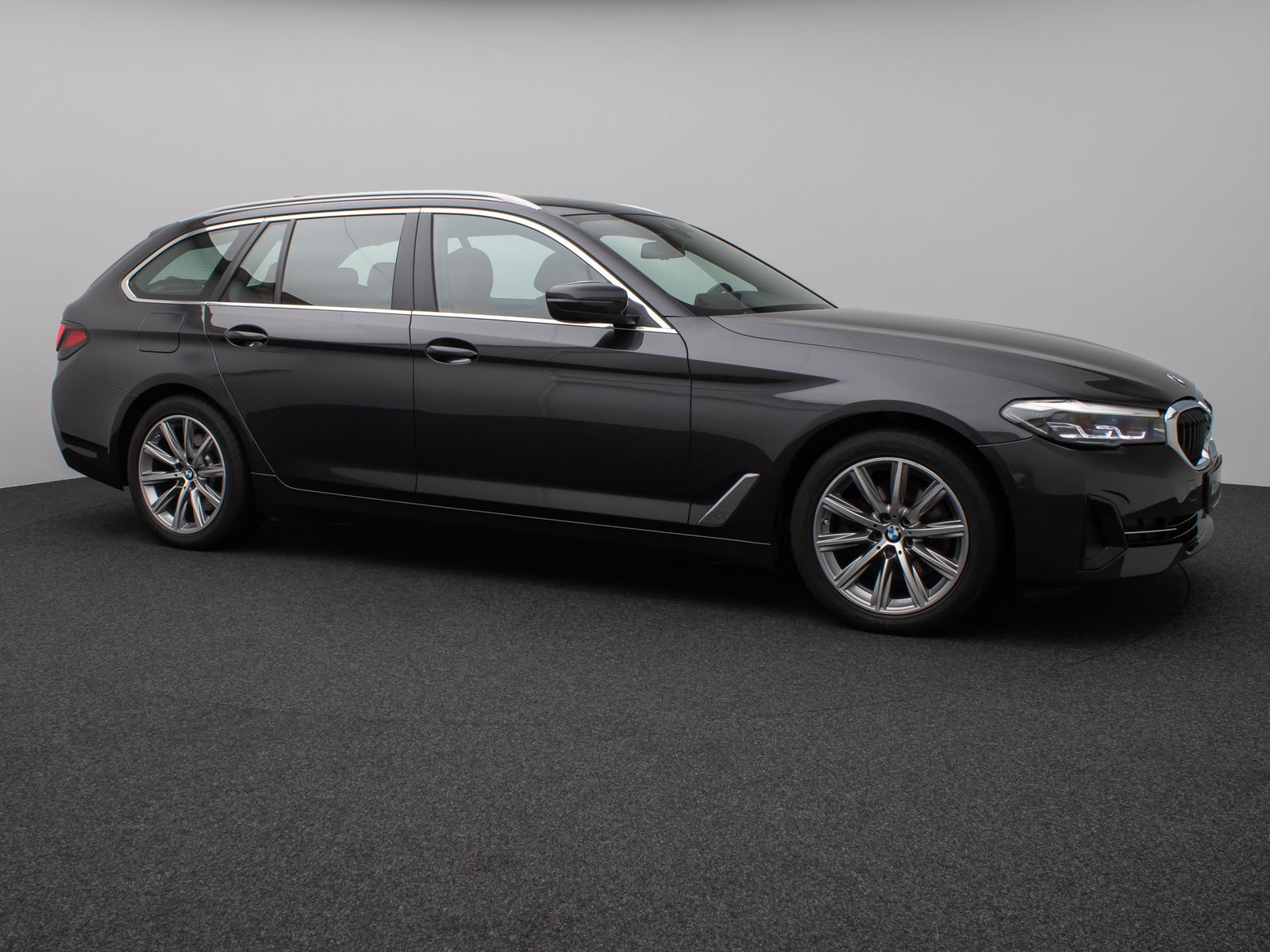 Fahrzeugabbildung BMW 520d Panorama DAB Leder AHK Alarm M Sport 18Zoll