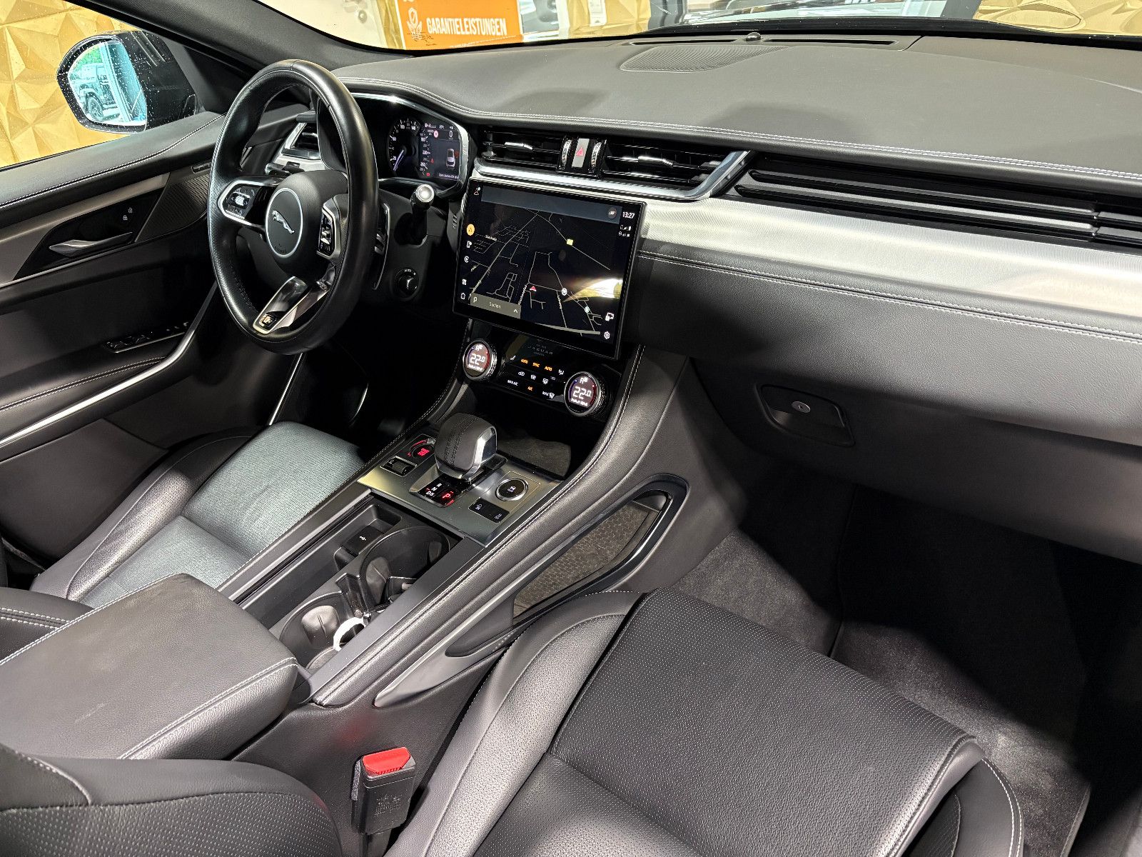 Fahrzeugabbildung Jaguar F-PACE R-Dynamic SE AWD/D300/PANO/APPLE/MEMORY/