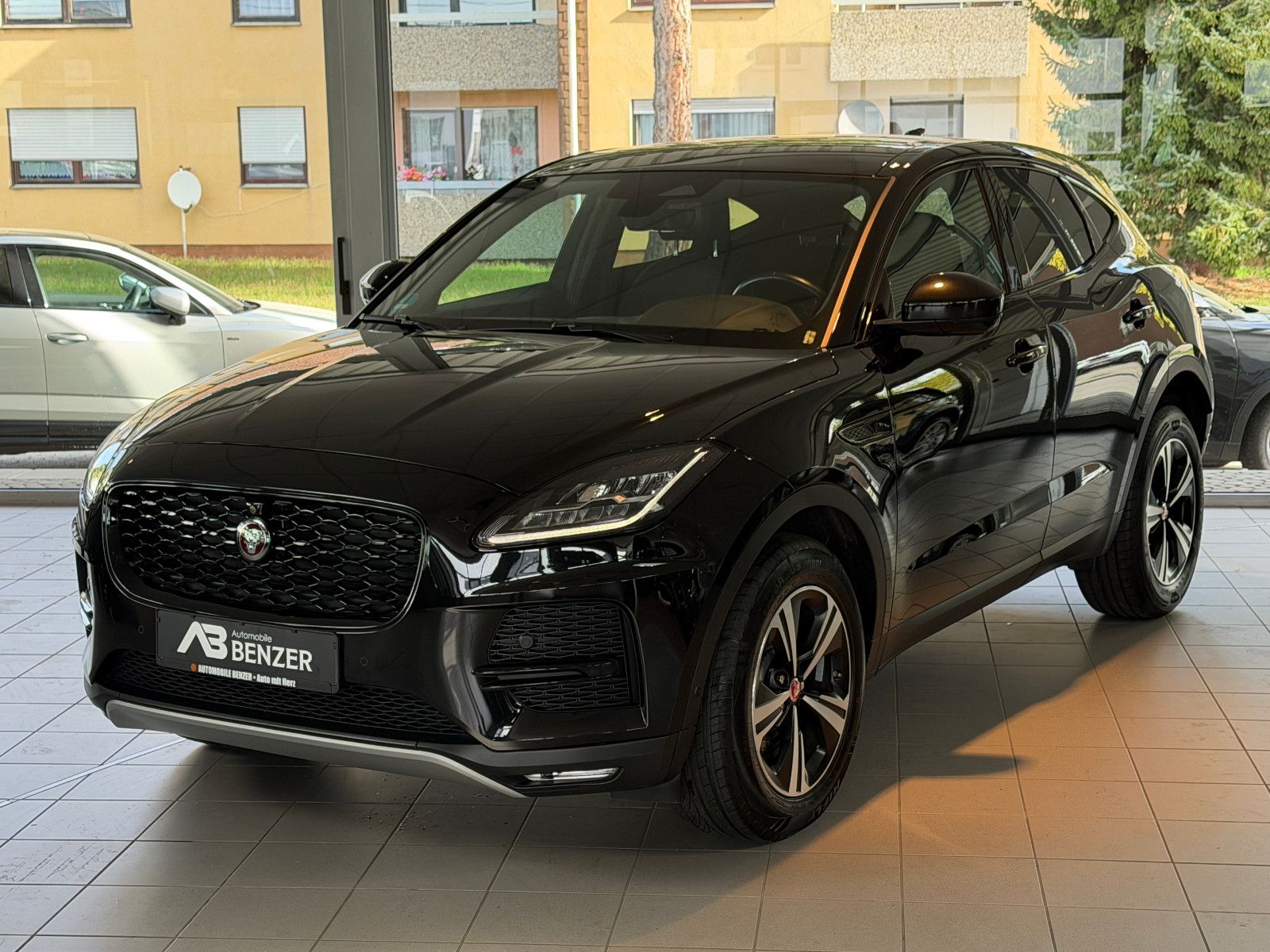 Fahrzeugabbildung Jaguar E-PACE S AWD/BLACK-PACK/360°KAM/LED/3D-KAMERA/