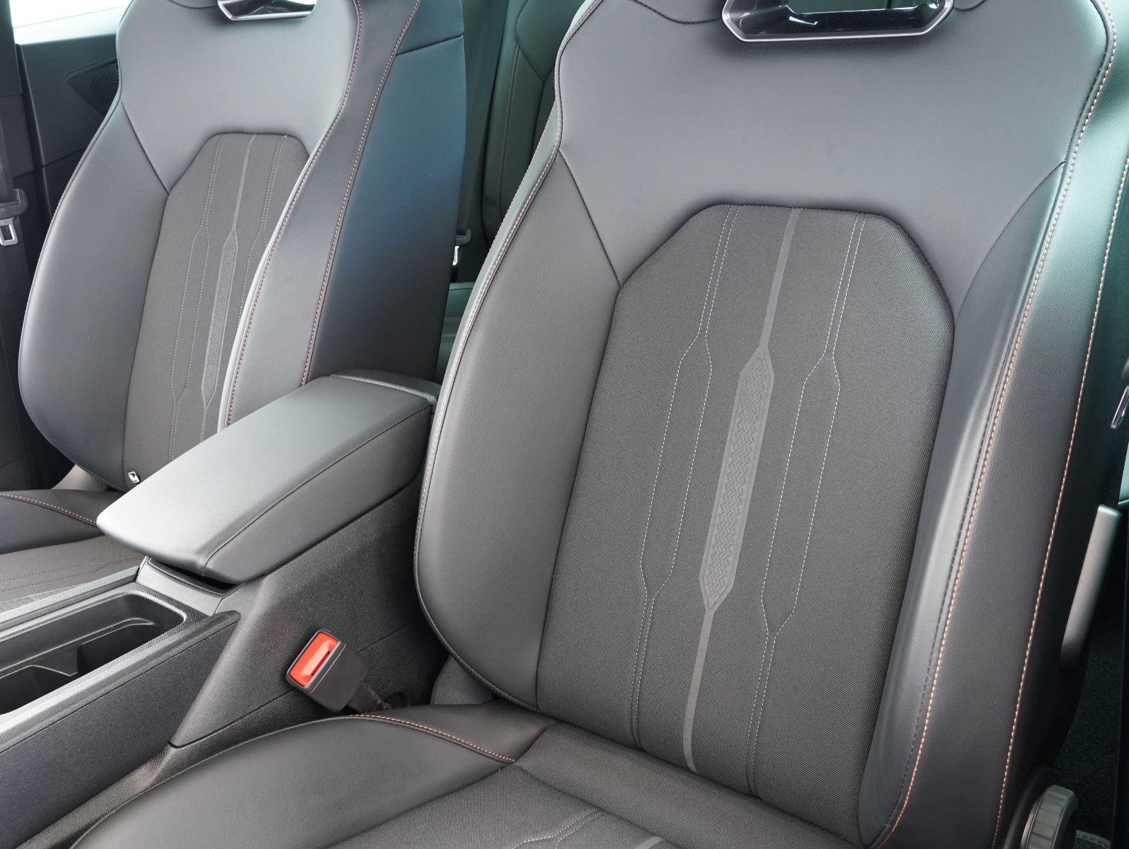 Fahrzeugabbildung CUPRA Leon Sportstourer VZ 2.0 TSI DSG 4Drive