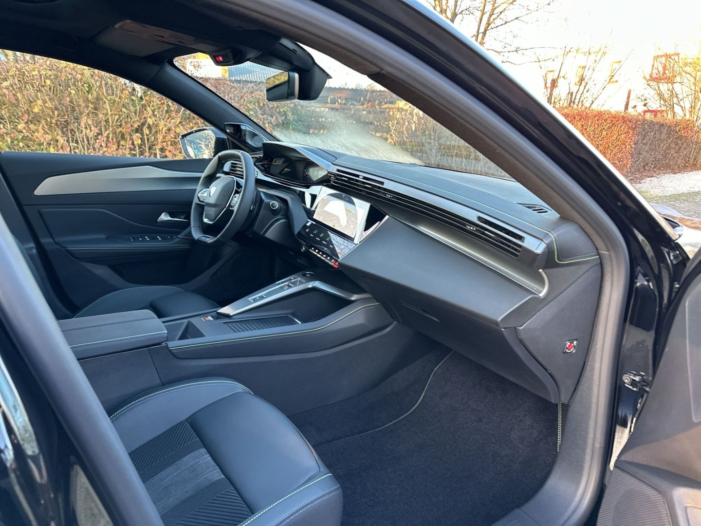 Fahrzeugabbildung Peugeot 308 SW GT HYBRID 145 e-DSC6 El. Pano Navi ACC