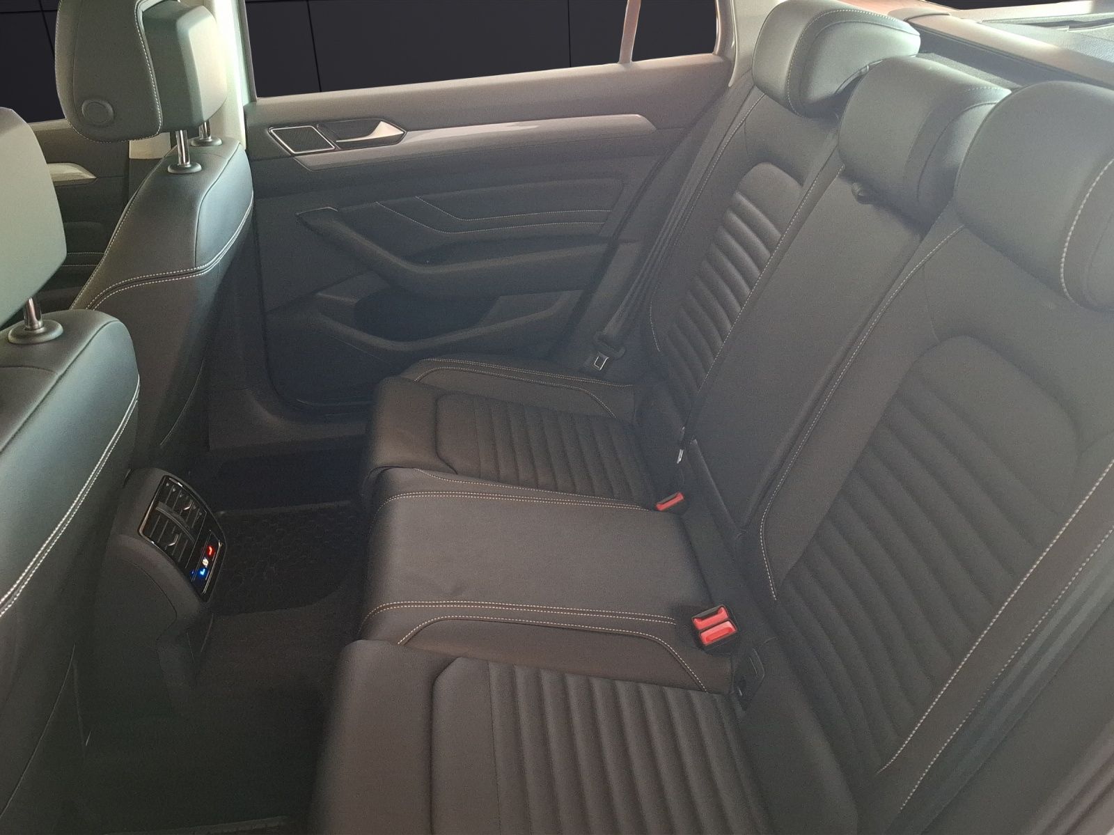 Fahrzeugabbildung Volkswagen Passat Variant TDI Business DSG LED Navi ACC RFK
