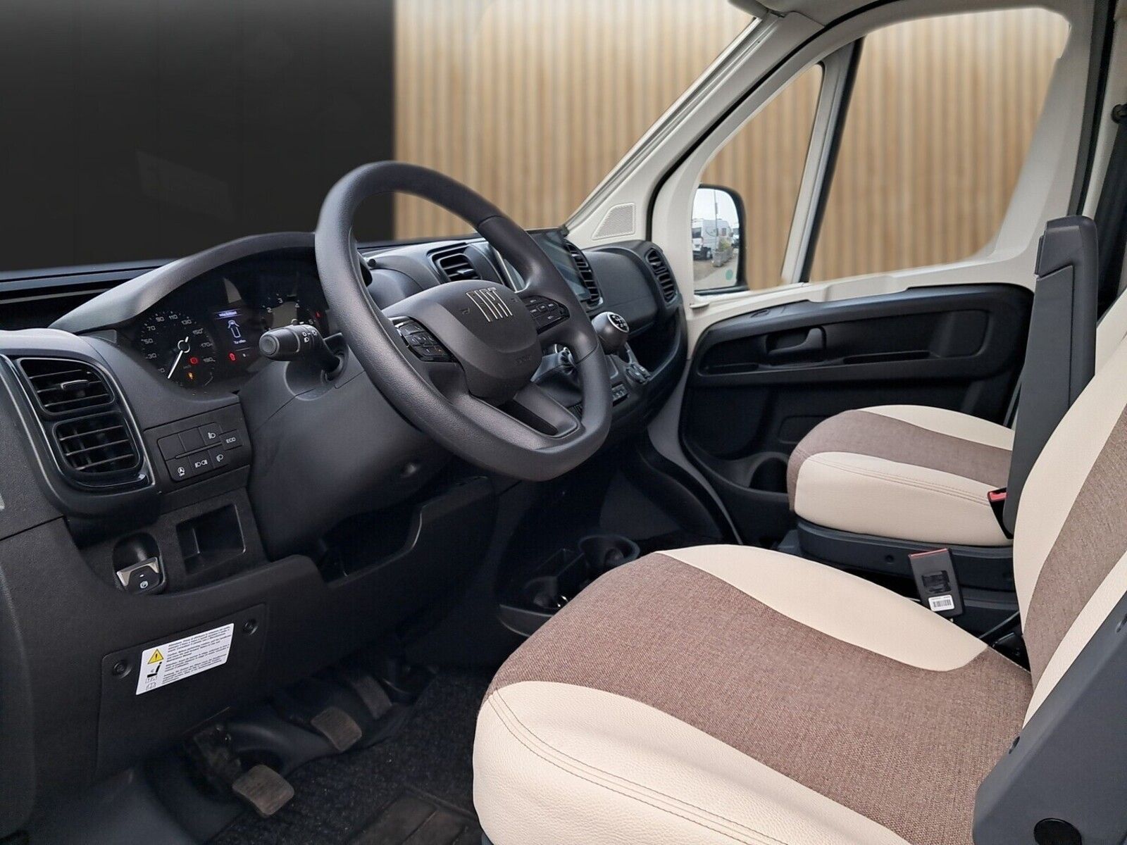 Fahrzeugabbildung Eura Mobil Van V 635 EB Captain-Chair-Sitze, Panora Skyroof
