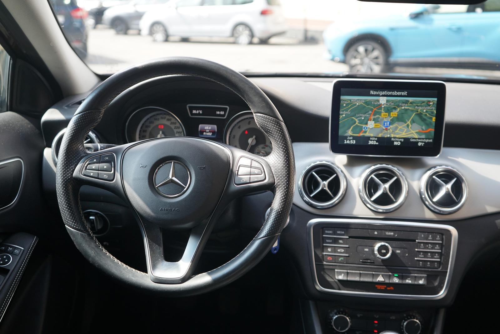 Mercedes-Benz GLA 200 Standard Bi-Xenon Sitzheizung Kamera PDC