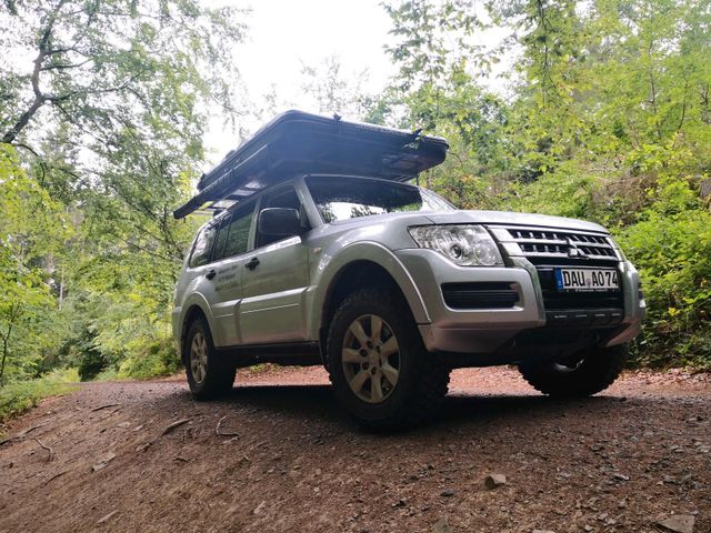 MITSUBISHI Pajero