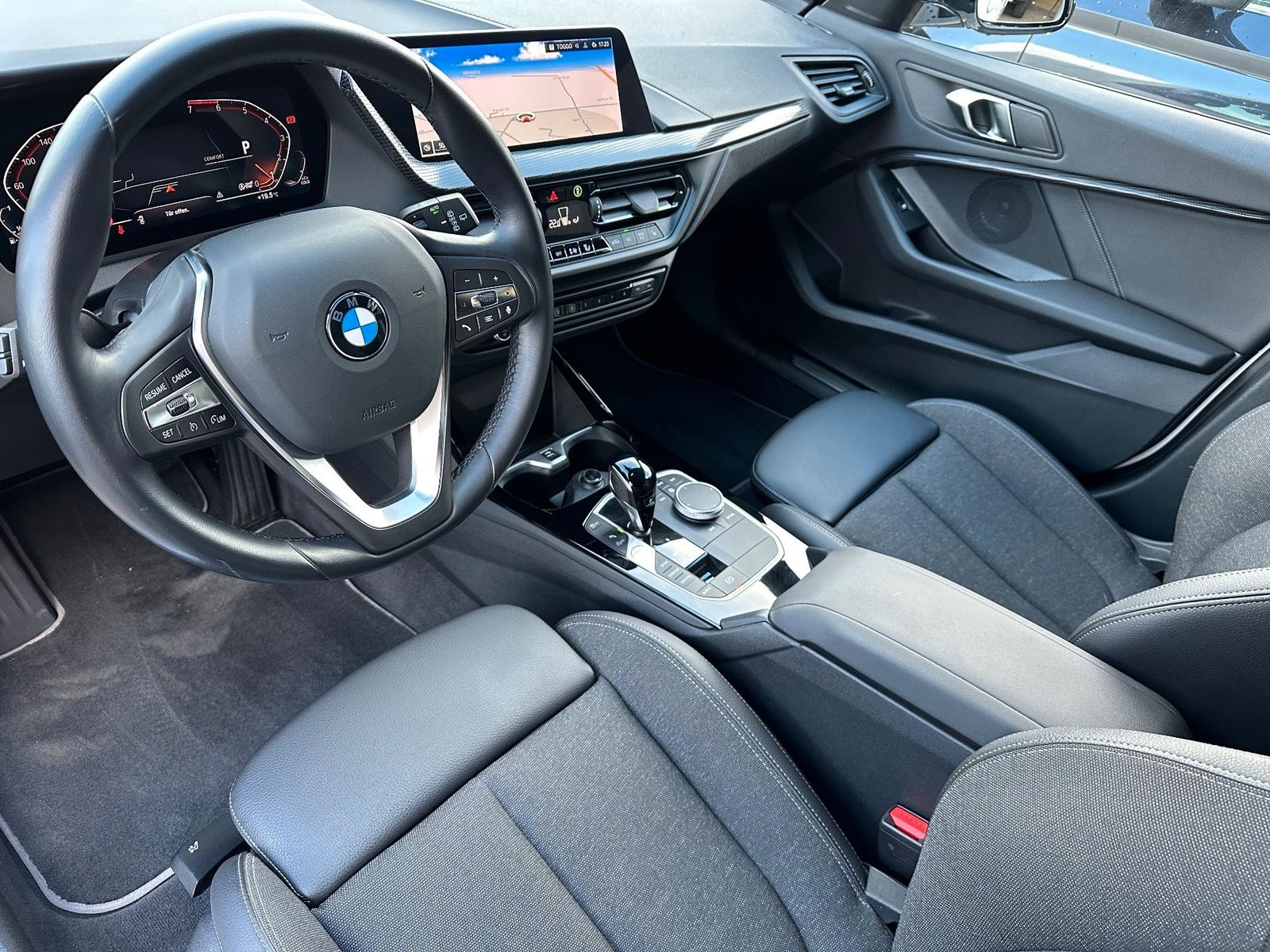 Fahrzeugabbildung BMW 118i Aut. Sport Line NAV+LED+SHZ+PDC+17ZOLL