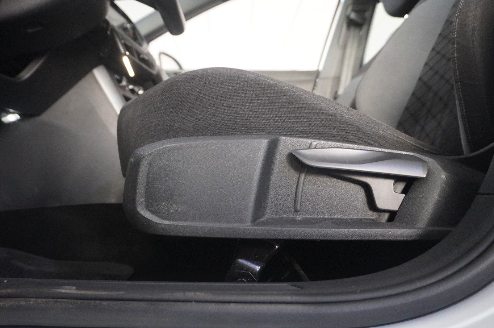 Fahrzeugabbildung Volkswagen Taigo 1.0 TSI R-LINE DSG NAVI/LED/KAMERA/SH/DAB+