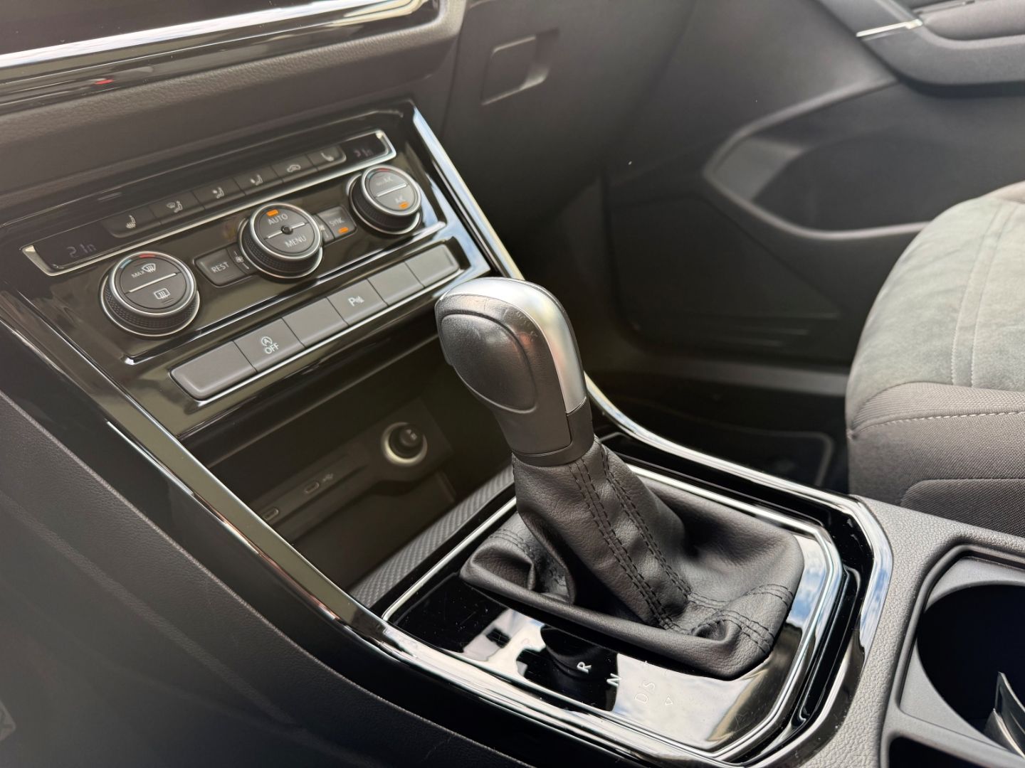 Fahrzeugabbildung Volkswagen Touran Highline BMT Sportpaket AHK Pano Navi LED