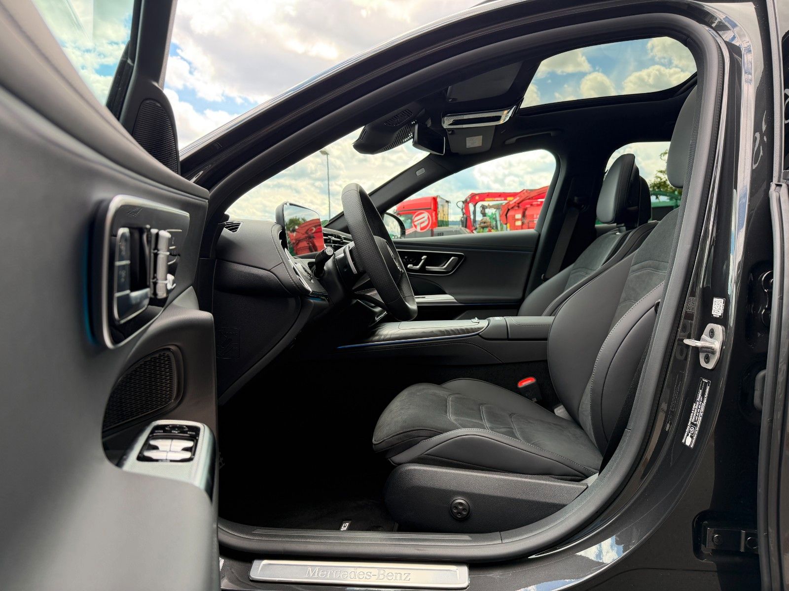 Fahrzeugabbildung Mercedes-Benz E 220 d T AMG Pano+AHK+360°+Distr+Digital+20"