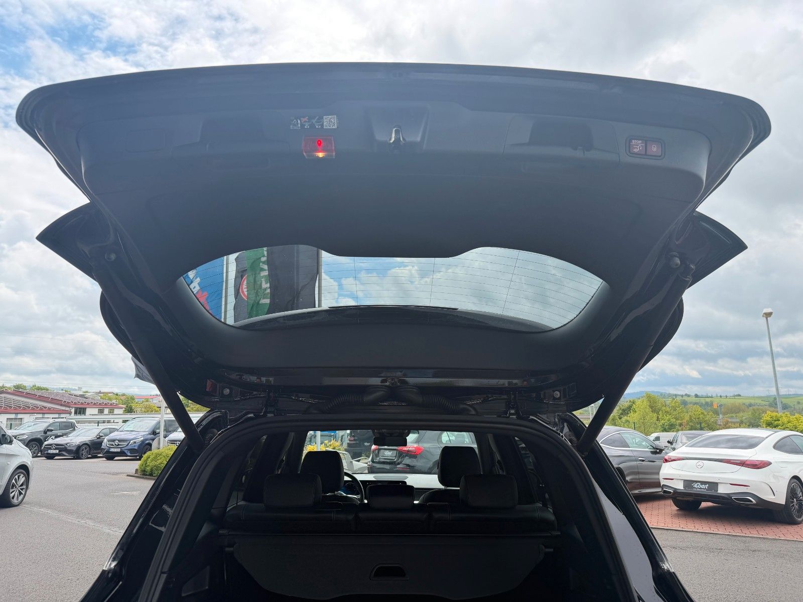 Fahrzeugabbildung Mercedes-Benz EQB 350 4M Progressive+Distr+Ambiente+RFK+MBUX