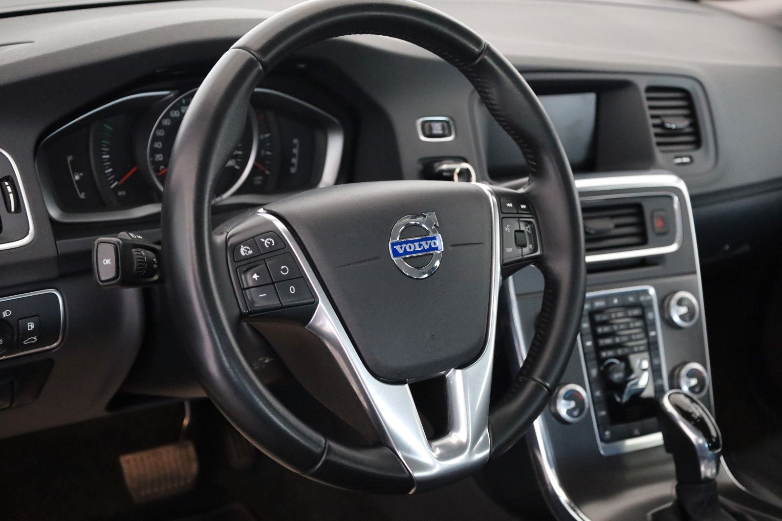 Fahrzeugabbildung Volvo V60 Kombi Momentum T.Leder,Navi,Xenon,Kamera,AHK