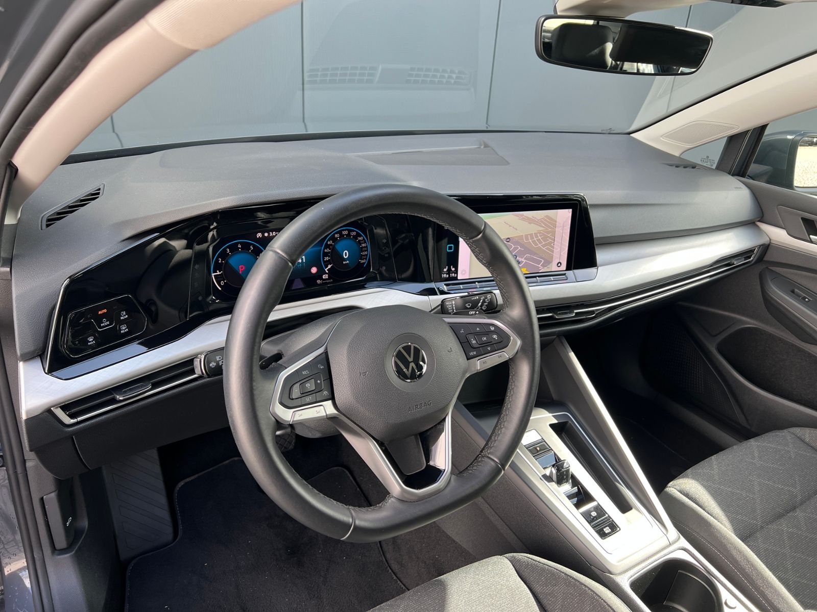 Fahrzeugabbildung Volkswagen Golf VIII 1.5 eTSI Life *AHK, Navi, AppConnect,