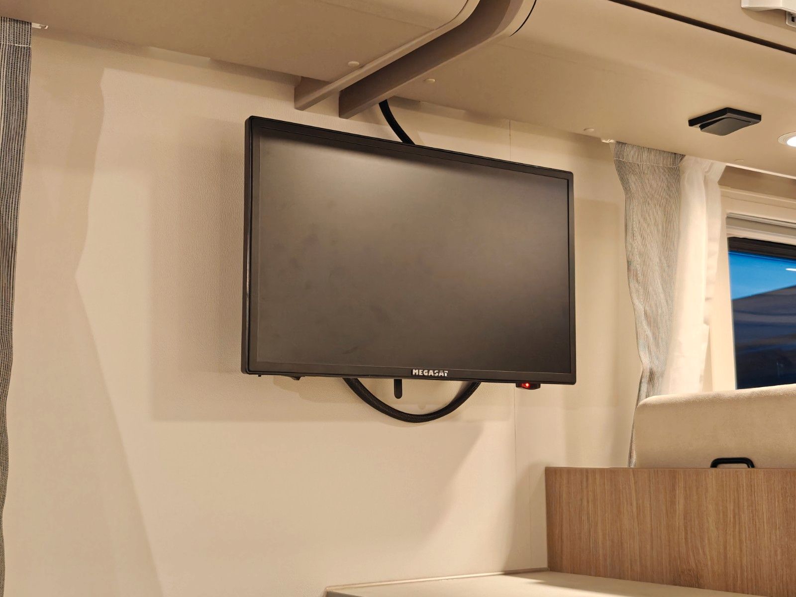 Fahrzeugabbildung Carado T-135 - SAT, TV, 2x Batterie, Solar, Automatik!