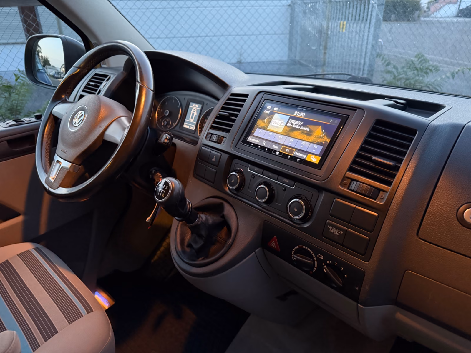 Volkswagen T5 California Beach 2.0 TDI 140 ch BVM / 1ère main / Toit relevable / Mini-cuisine / Chauffage auxiliaire