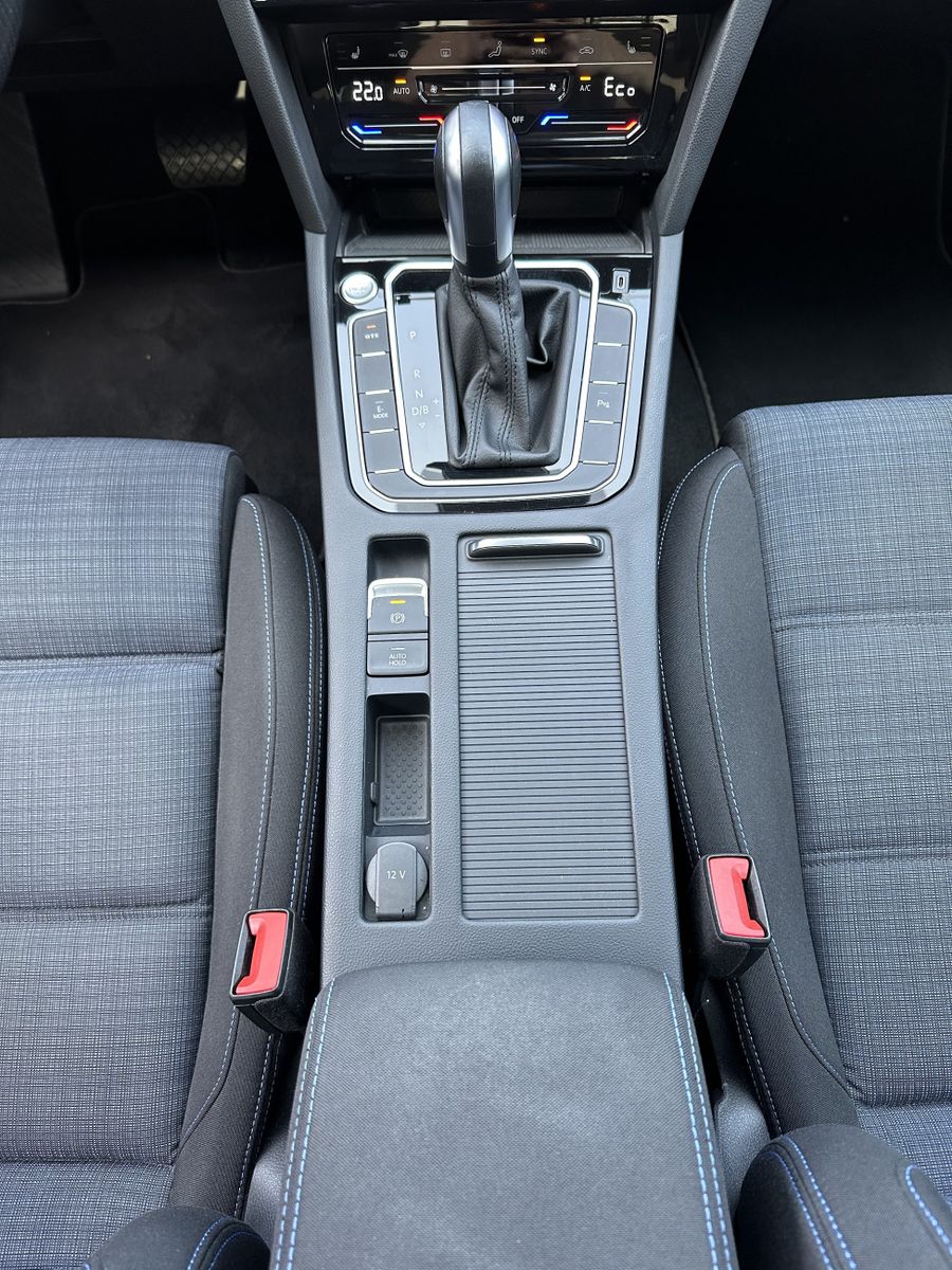 Fahrzeugabbildung Volkswagen Passat Variant 1.4 TSI DSG GTE NAV+LED+ACC+PANO
