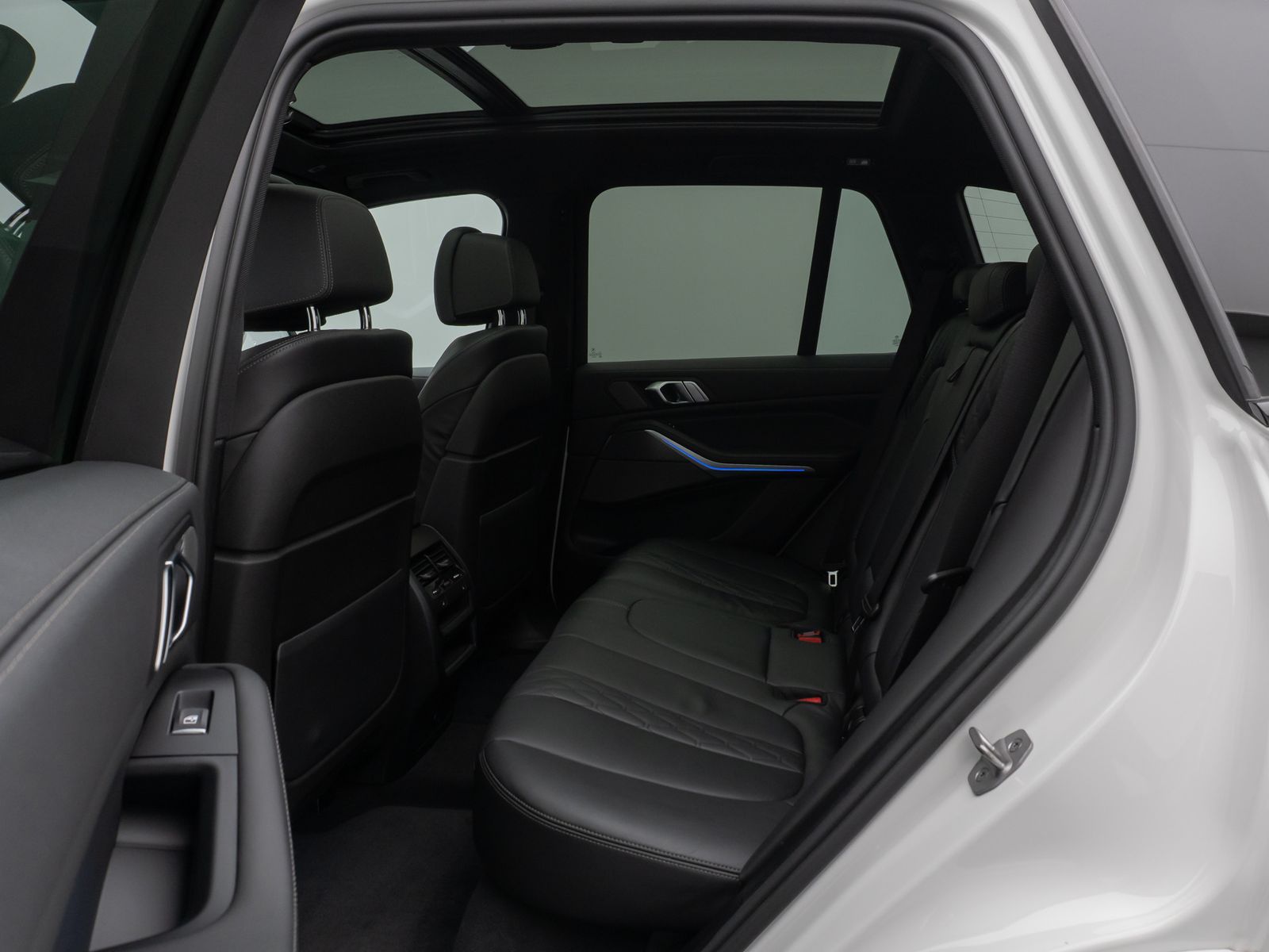 Fahrzeugabbildung BMW X5 M50i Panorama 360° HUD DAB H/K AHK Individual