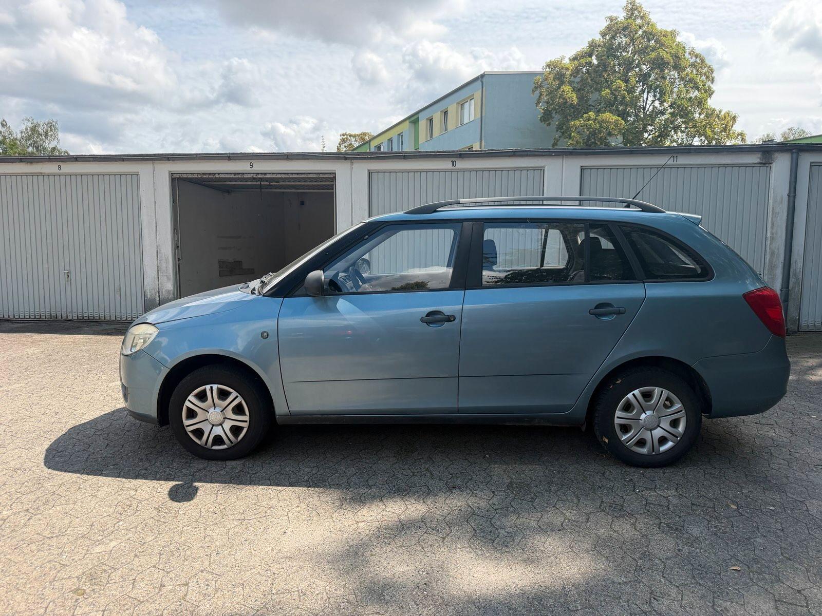 Skoda Fabia 2009 — rear view