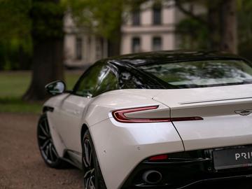 2016 Aston Martin DB11 — фото 6