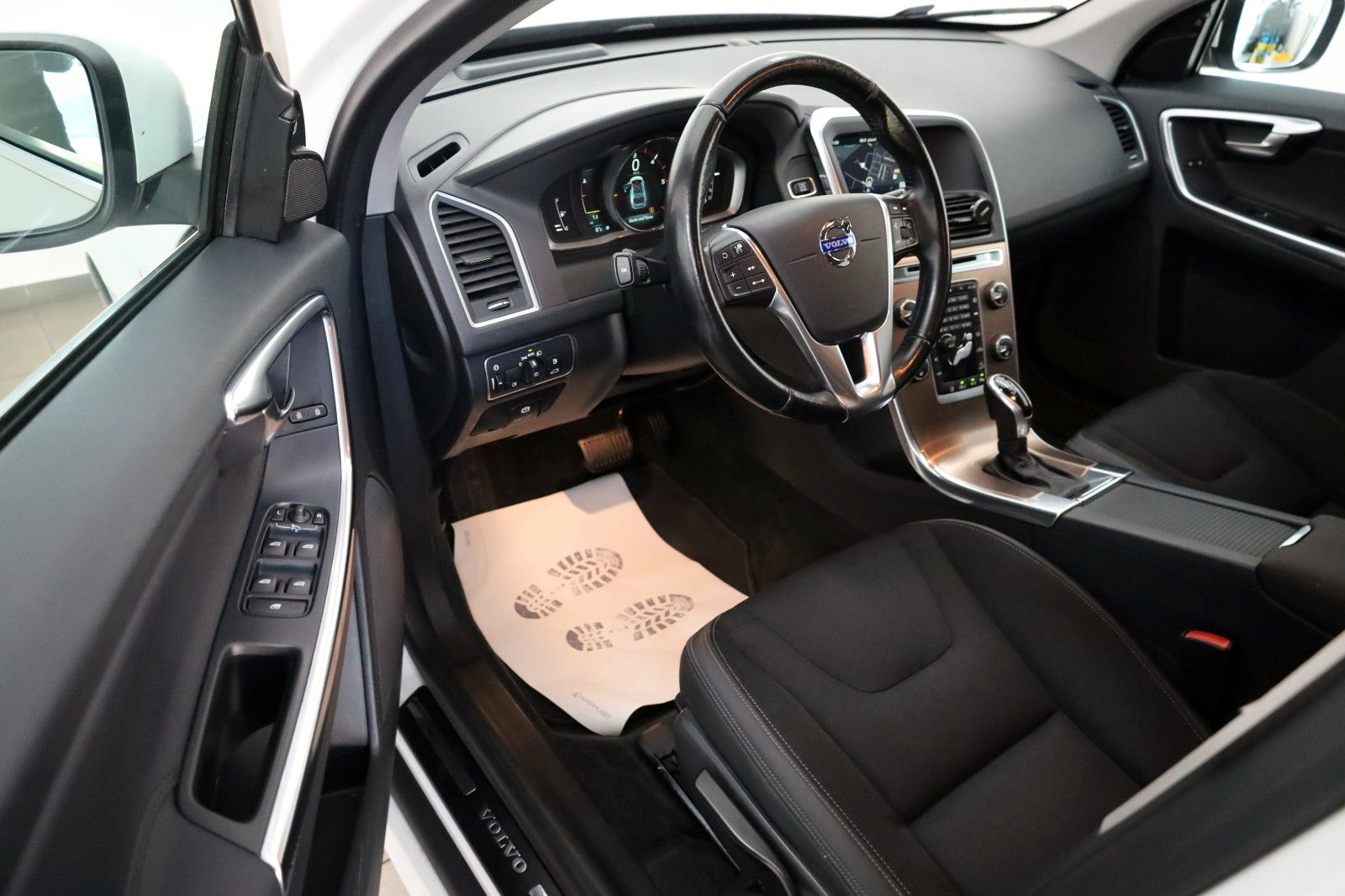 Fahrzeugabbildung Volvo XC60 D5 Momentum AWD Navi,Xenon,Kamera,SH,PDC