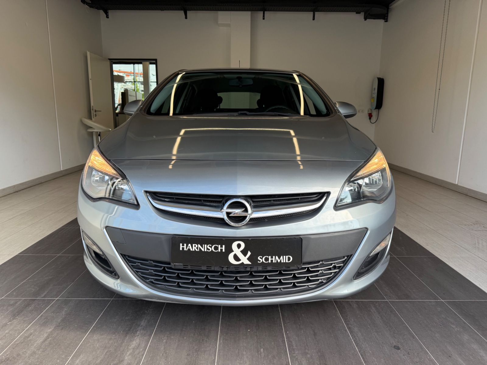 Fahrzeugabbildung Opel Astra J Lim. 5-trg. Selection, Klima,